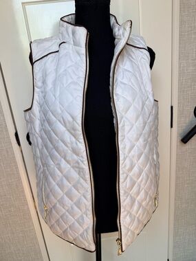 Quilted White Puffer Vest with Contrast Trim